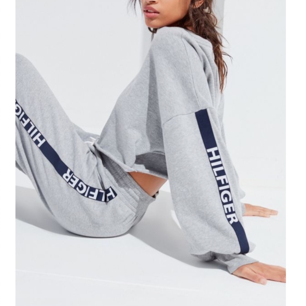 Tommy Hilfiger Logo Tape Cropped Sweatshirt